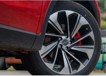 捷途X70S低配车型上提供了型号尺寸235/60 R18的轮胎，这一点和X70是一致的，实拍的这辆高配车型则是255/45 R20型号，它的胎宽是同级别中最宽的，这这几级别中是很罕见的。不同的是X70s更换了更运动的轮圈，而且红色的运动卡钳格外的显眼。   这条20英寸的轮胎是来自金宇品牌的，价格为600元左右，系列是Cross  Pro  YS82，主打通过性和越野性能的。    捷途X70S外后视镜方面，这台车在高配车型上面装备了电加热、电动折叠等比较实用的配置，并且在底部配备了为360度全景倒车影像工作的摄像头。功能并不这些，这是一只不简单的后视镜，还有迎宾灯和防炫目及电动调节功能。上面还集成了LED转向灯。   外后视镜上部分使用了和车身颜色相同的涂装，而下部分则是黑色的，看起来也比较时尚一些。